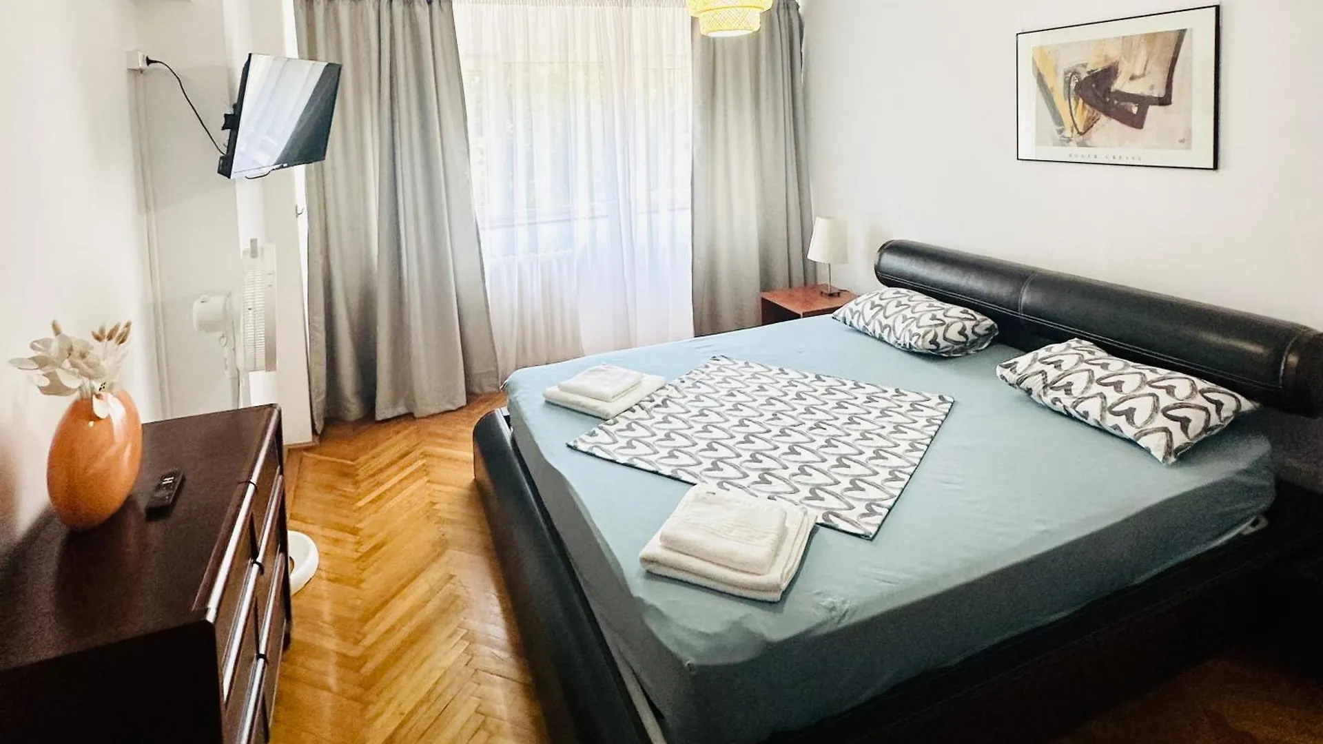 Tranquil Unirii Residence - Elegant & Spacious Living With Parking Steps From Parliament 0*, Bucarest