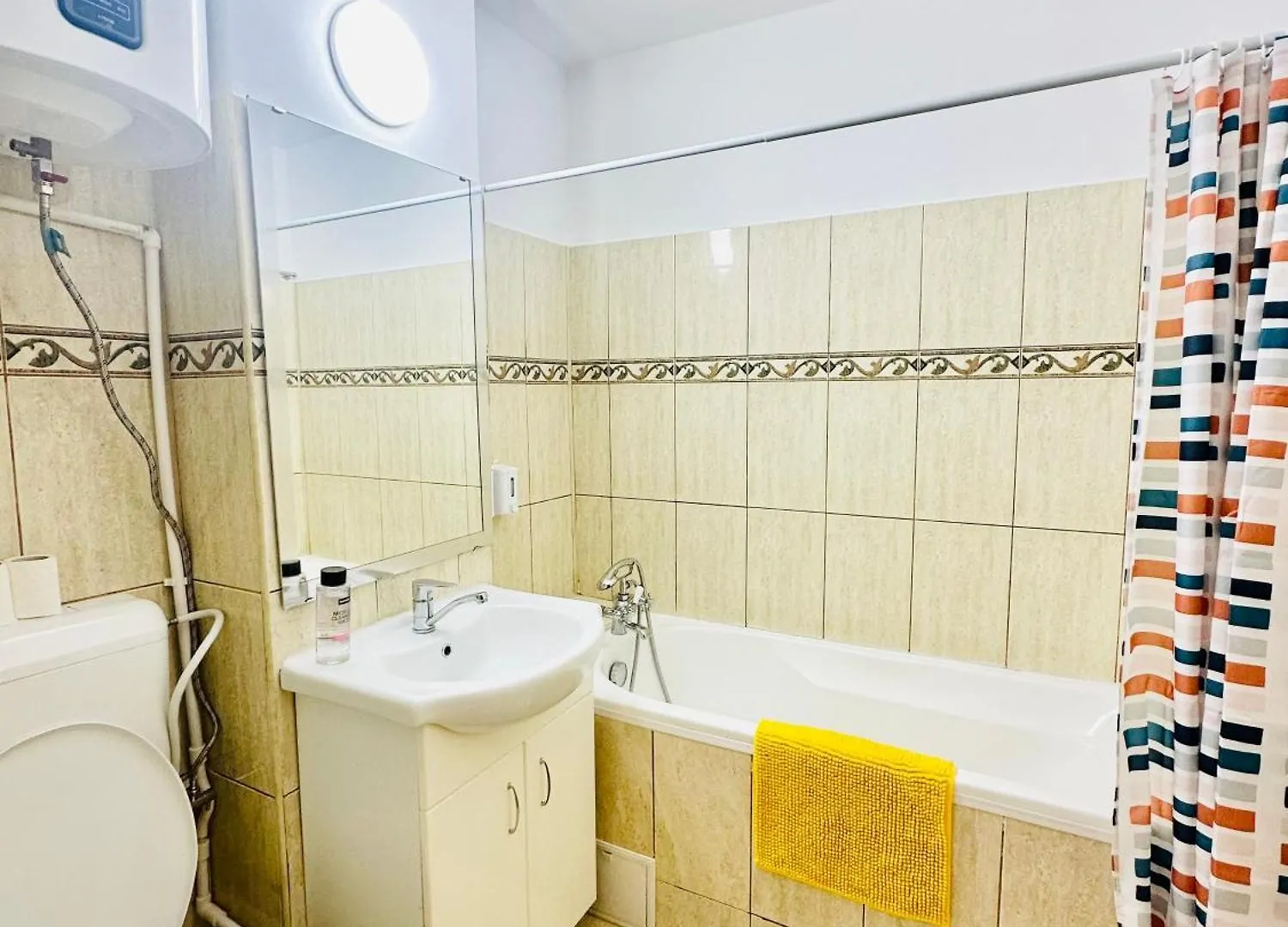 Tranquil Unirii Residence - Elegant & Spacious Living With Parking Steps From Parliament Bucarest