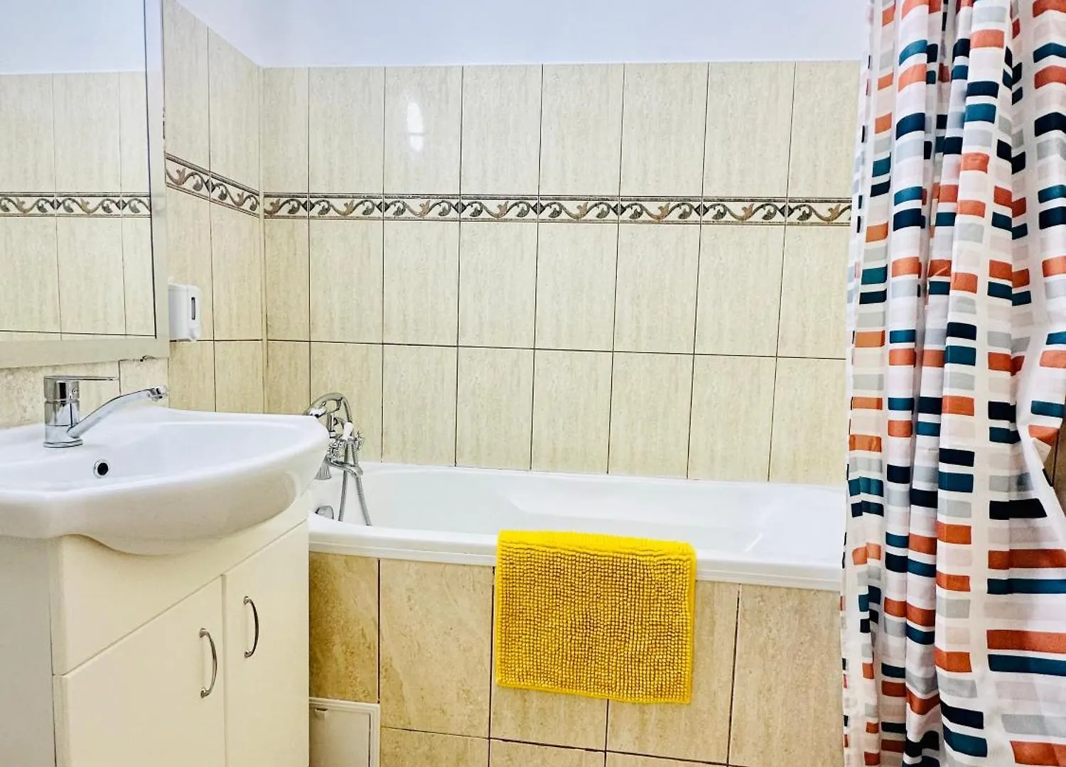 Tranquil Unirii Residence - Elegant & Spacious Living With Parking Steps From Parliament Appartamento Bucarest
