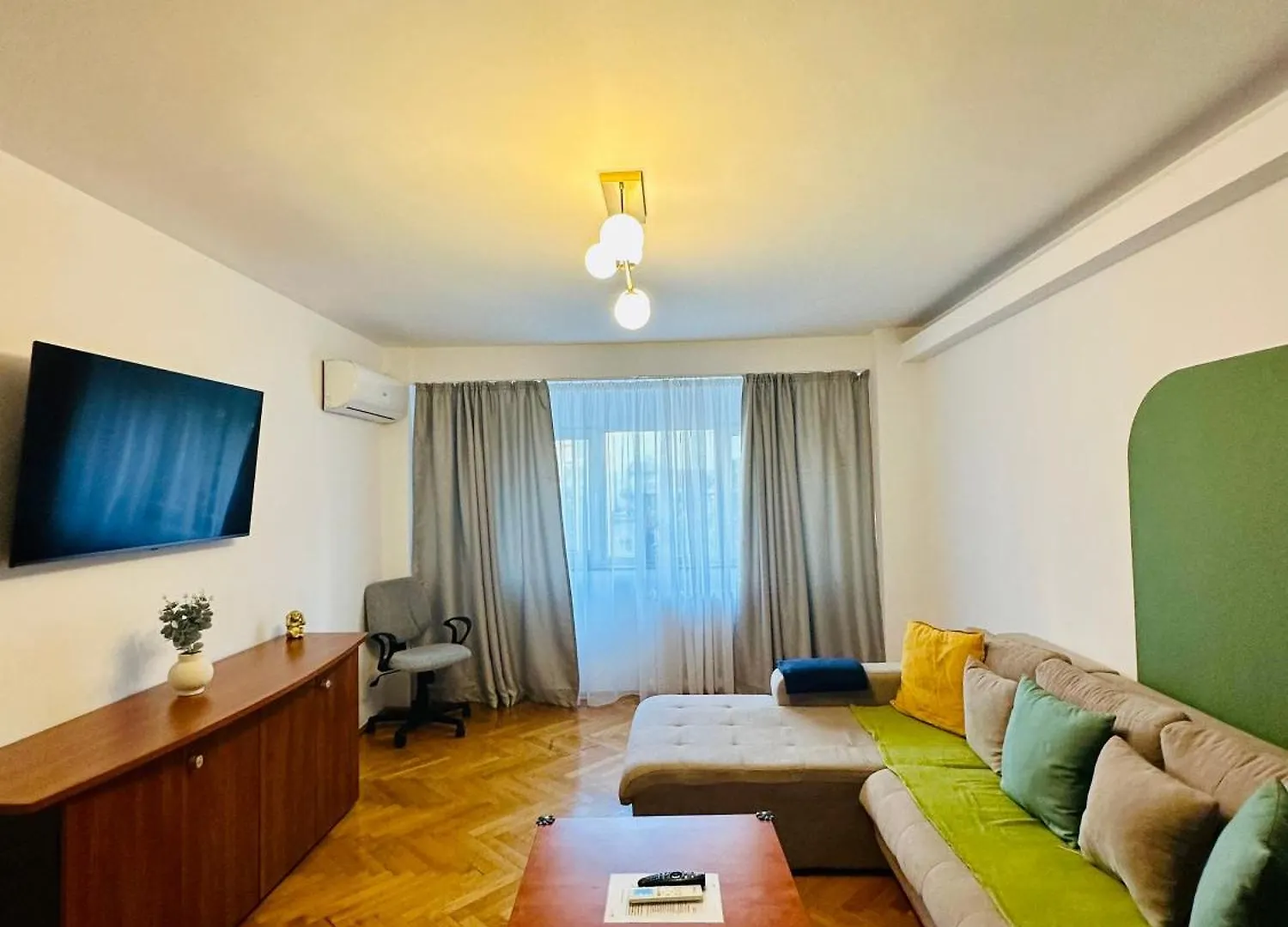 Tranquil Unirii Residence - Elegant & Spacious Living With Parking Steps From Parliament Appartamento Bucarest