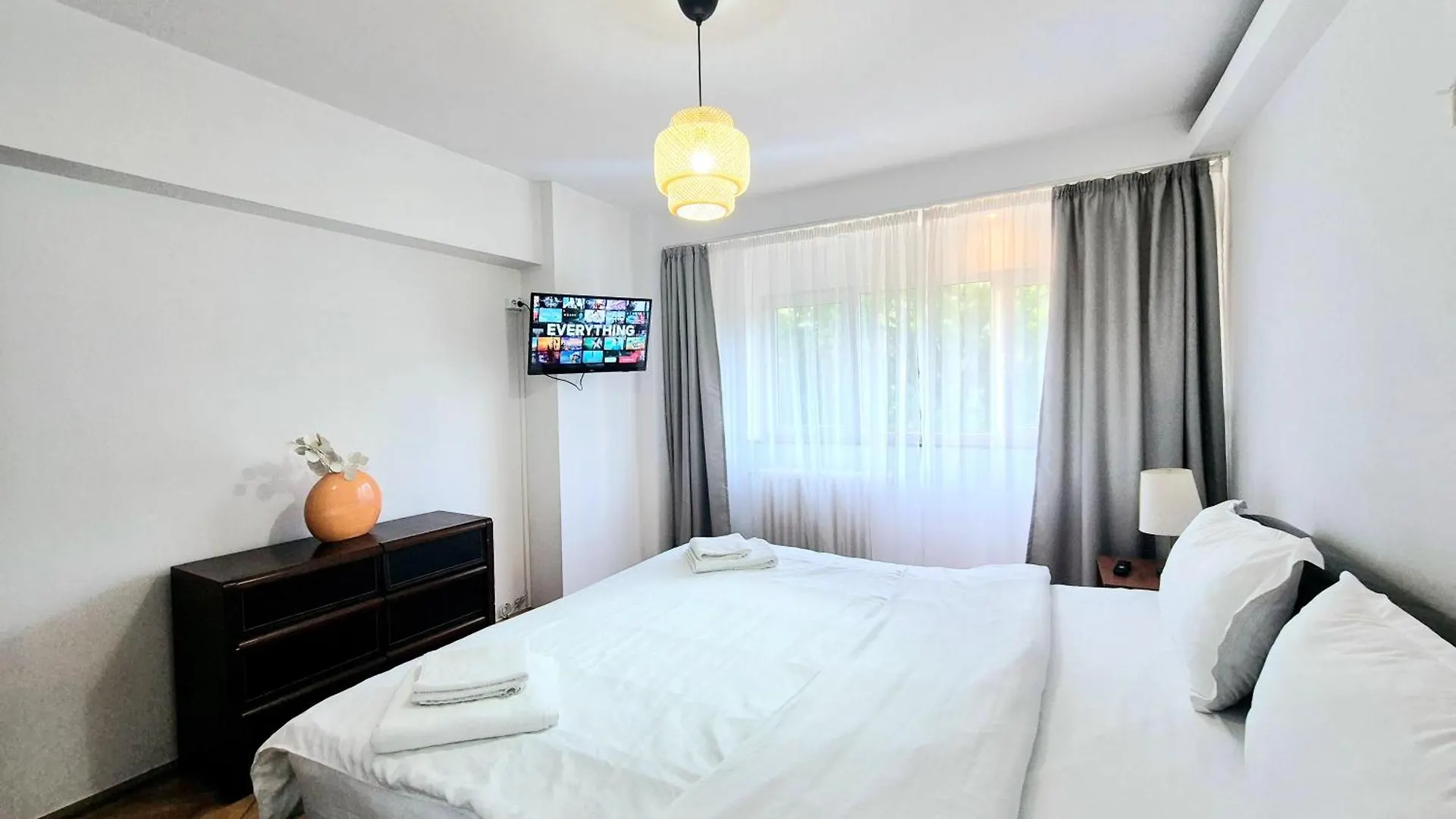 Tranquil Unirii Residence - Elegant & Spacious Living With Parking Steps From Parliament 0*, Bucarest Romania