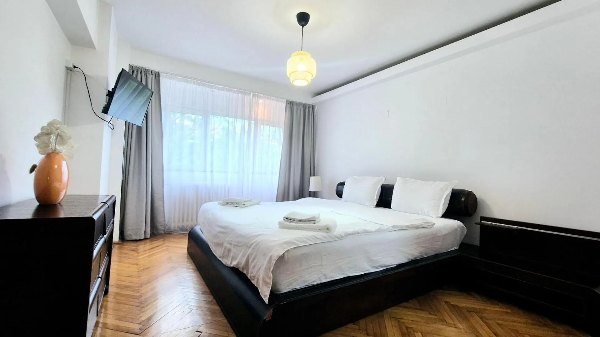 Tranquil Unirii Residence - Elegant & Spacious Living With Parking Steps From Parliament